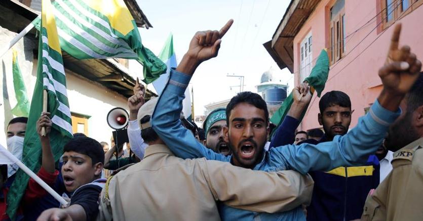 Giovani musulmani manifestano per l’indipendenza del Kashmir a Srinagar